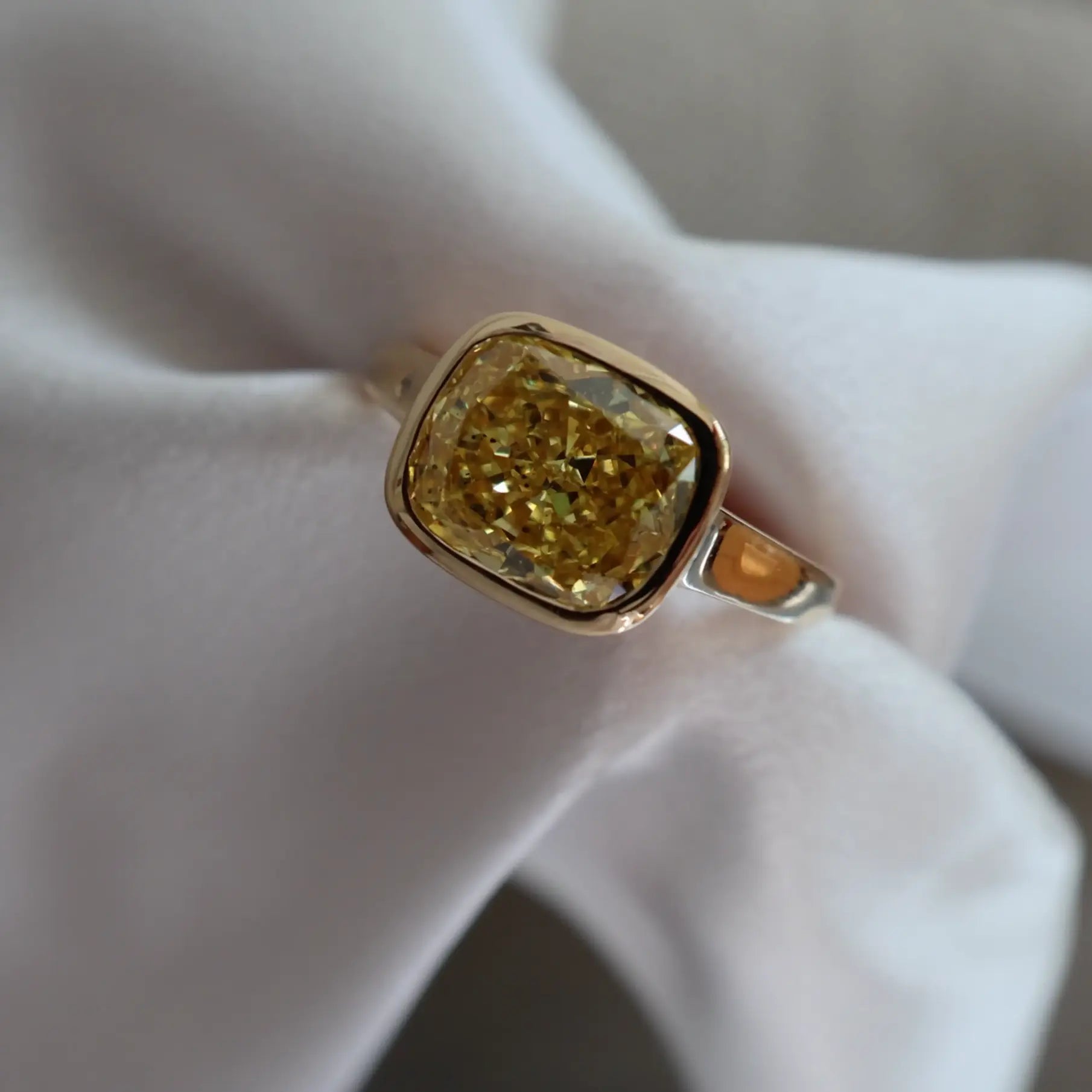 Mo Ghrá ring | Cushion